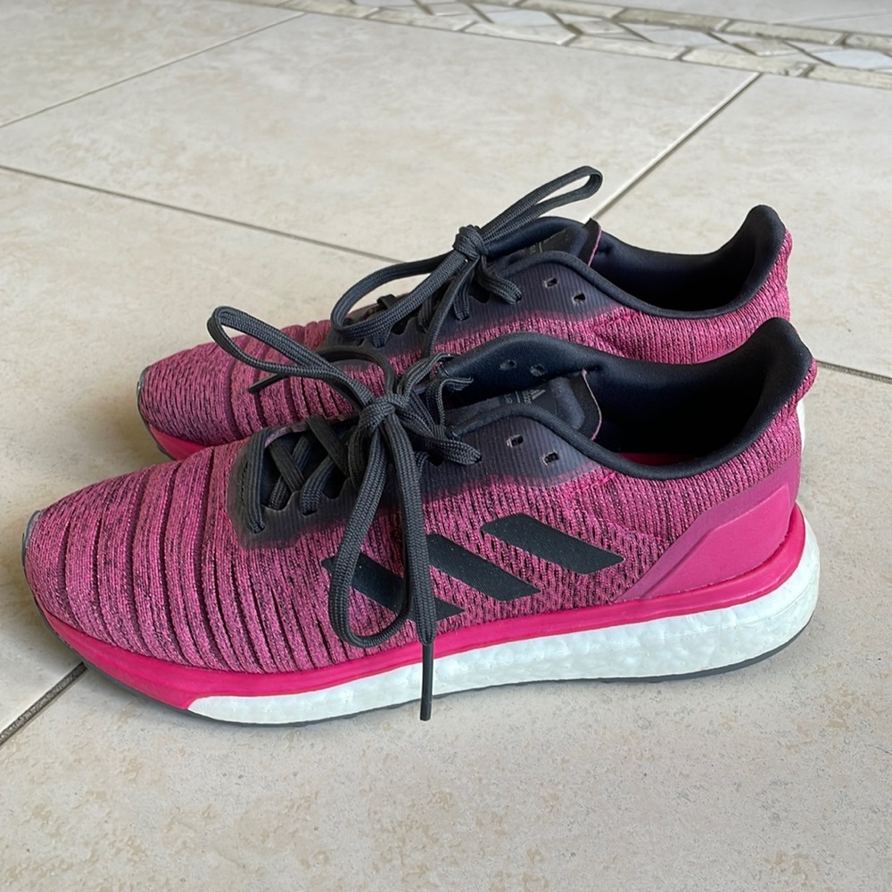 Women’s Adidas Boost sneakers sz 6.5